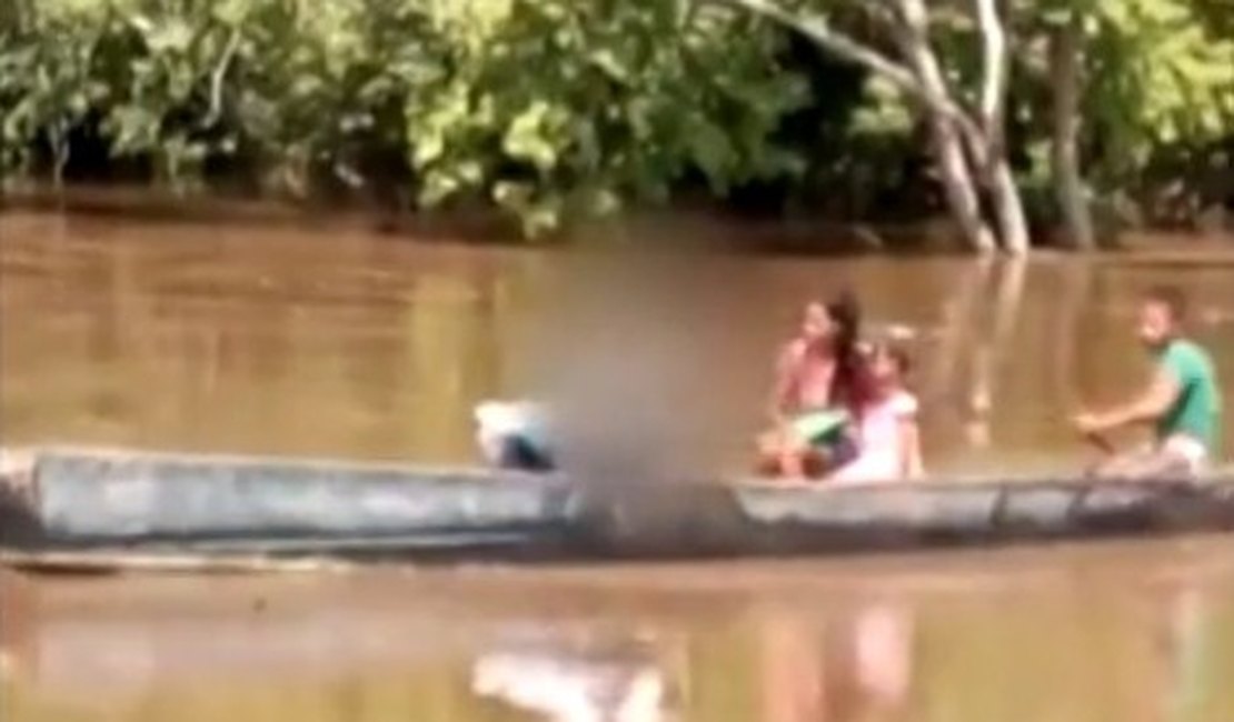 Sem ponte, pai atravessa rio de canoa para levar corpo do filho de 3 anos ao IML