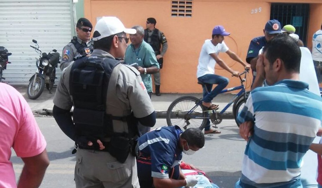 Homem quebra a perna após acidente entre carro e moto em Arapiraca