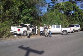 Caminhonete entra na contramão e bate em veículo na AL-105; duas pessoas ficaram feridas
