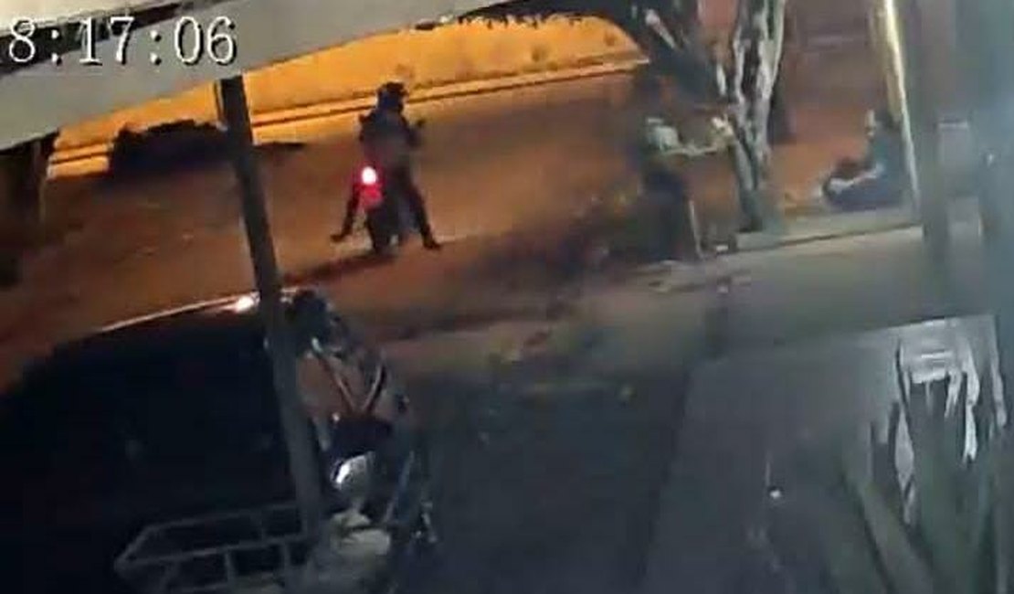 Vídeo: Dupla aborda senhora na porta de casa e leva celular em Arapiraca