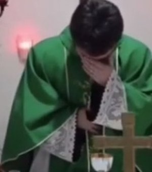 Padre tem crise de riso durante celebração de missa e vídeo viraliza
