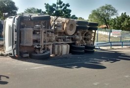 Caçamba que presta serviço na duplicação de rodovias tomba e derruba muro, no Sertão de AL