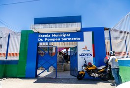 Famílias abrigadas em escola municipal serão transferidas para Casa de Passagem Familiar
