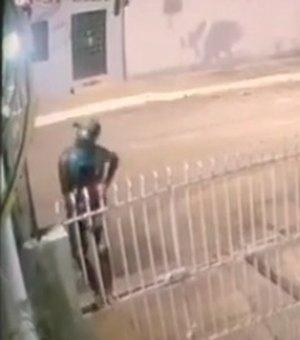 Vídeo. Câmeras de segurança flagram indivíduo furtando lâmpada de poste, em Arapiraca