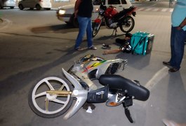 Entregador de lanches avança sinal vermelho e colide com carro em Arapiraca