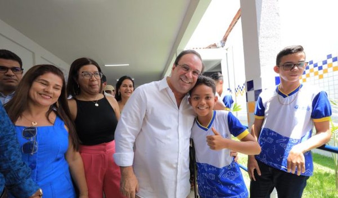 No Cangandu, prefeito Luciano entrega mais uma escola modernizada e anuncia ginásio poliesportivo