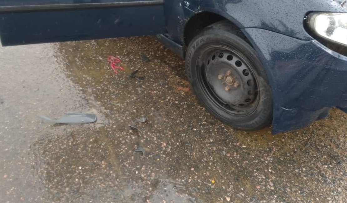 Grave acidente entre carro e caminhão deixa três pessoas feridas em Arapiraca