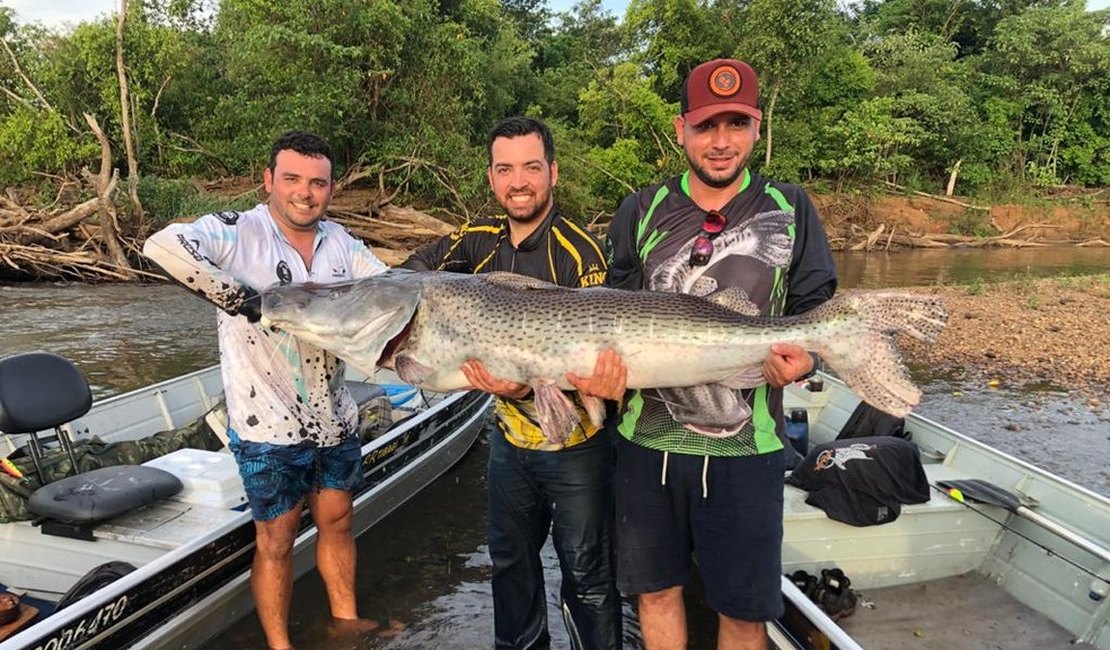 Guia e amigos suam para capturar pintado de 1,72m e 60 kg: 'Maior que eu'