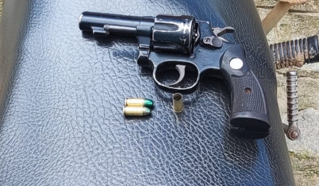 Homem é flagrado com arma de fogo na cintura em residencial de Arapiraca