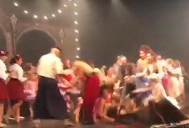 Vídeo. Palco de teatro desaba e seis ficam feridos em São Paulo