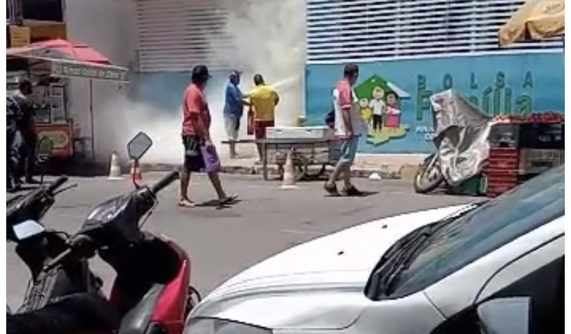 Caixa de energia tem curto-circuito em prédio do CadÚnico e assusta populares, em Arapiraca