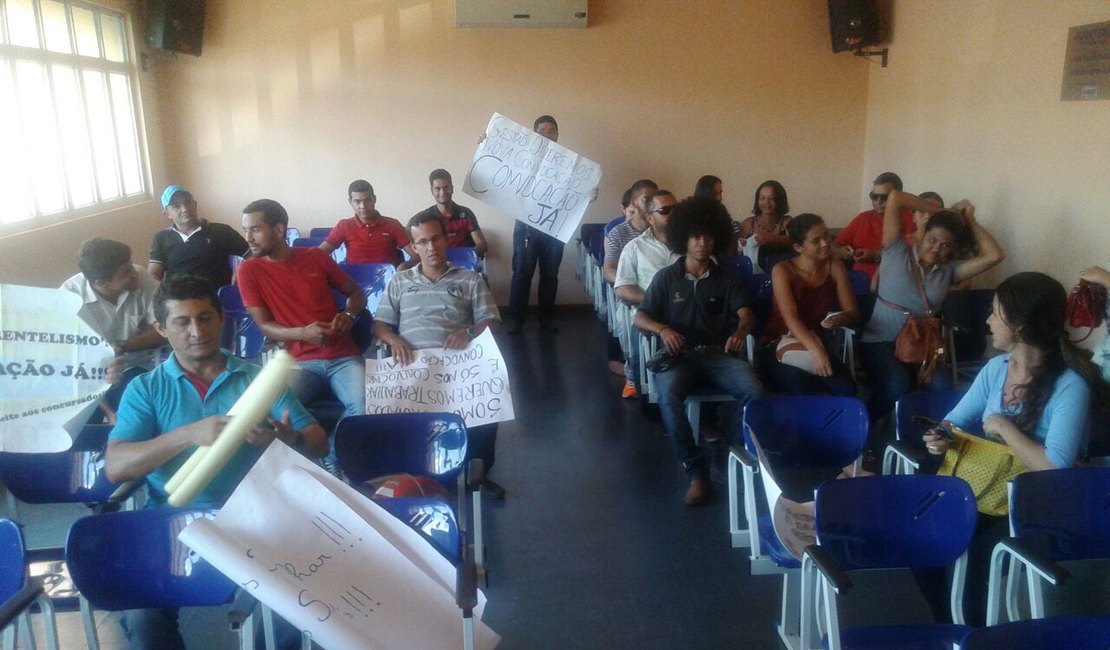 Aprovados em concurso protestam contra a nomeação mínima, em São Sebastião