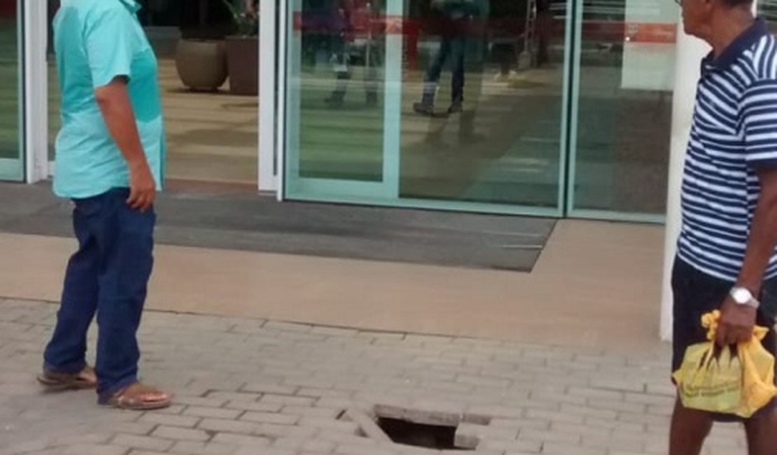 VÍDEO. Homem cai em buraco na calçada de shopping de Arapiraca