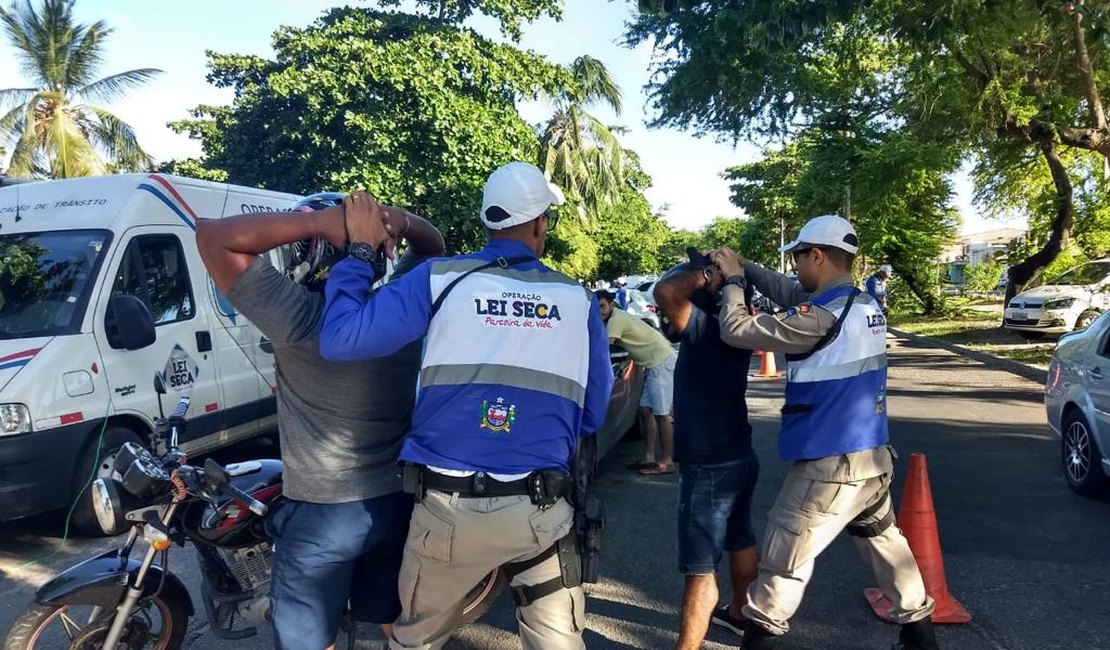 Operação Lei Seca autua 21 motoristas e flagra três condutores inabilitados em Maceió