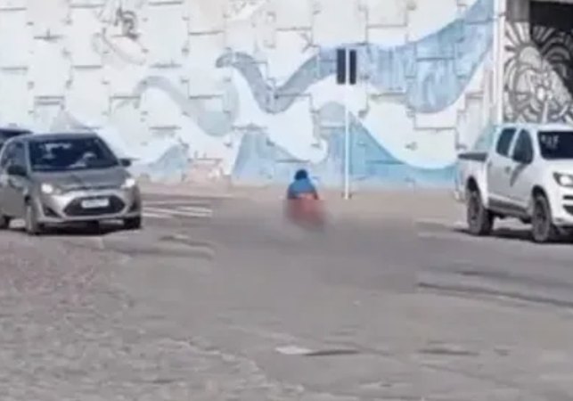 Mulher chama atenção ao usar faixa de pedestres para necessidades fisiológicas em Marechal Deodoro