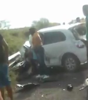 Colisão entre veículos de passeio deixa um morto e dois feridos no Sertão de Alagoas