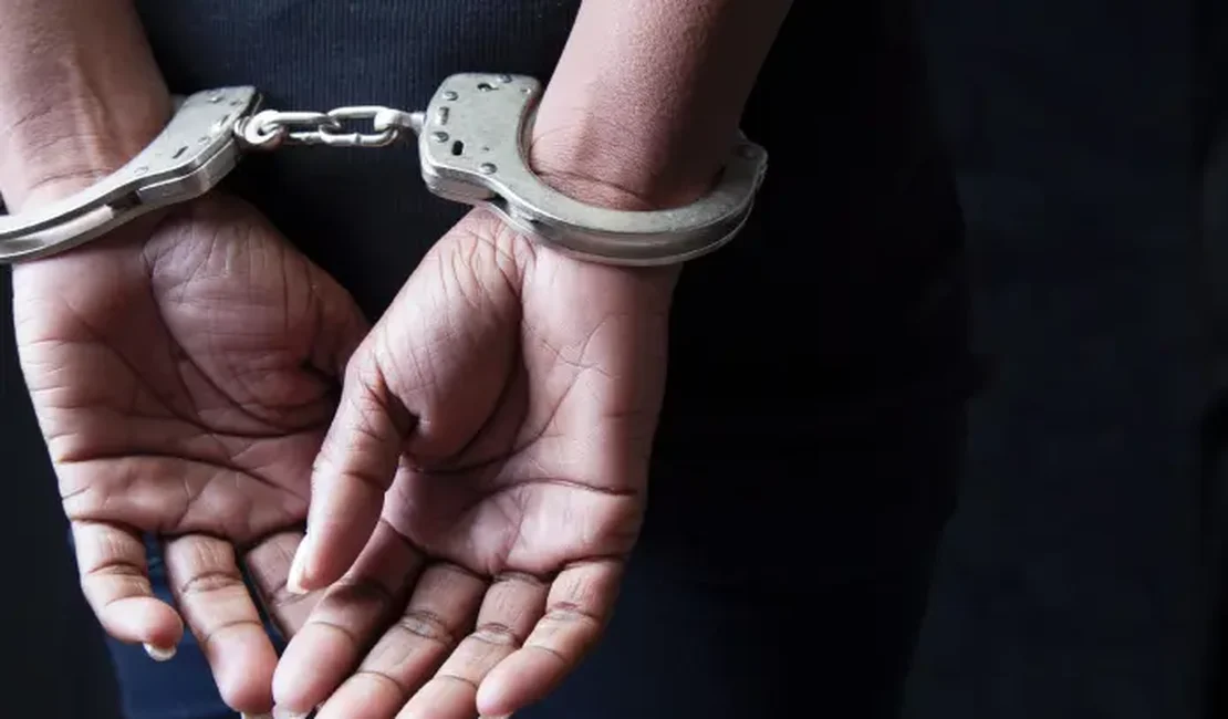 Mulher é presa por receptação ao ser flagrada com moto roubada