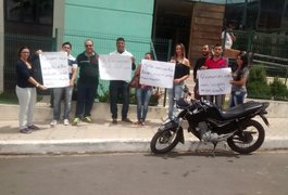 Candidatos aprovados em concurso de Feira Grande exigem nomeação durante protesto