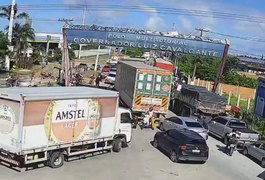 Sistema de monitoramento da SSP auxilia em acidente com carreta de carga de sucos de uva que foi saqueada, em Maceió