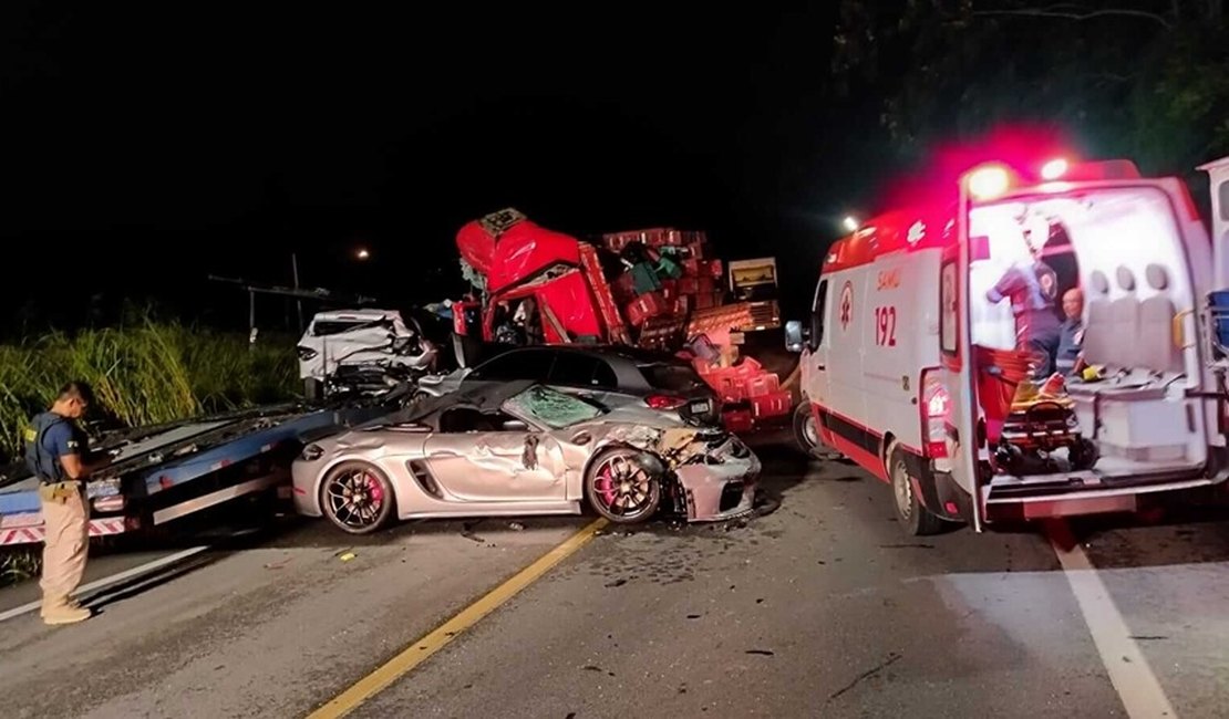 Homem morre e dois ficam feridos em batida frontal entre caminhão de verduras e carreta cegonha em São Miguel dos Campos