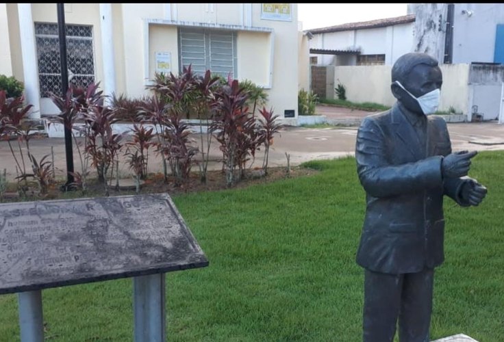 Estátua de Esperidião Rodrigues ganha máscara para alertar sobre pandemia