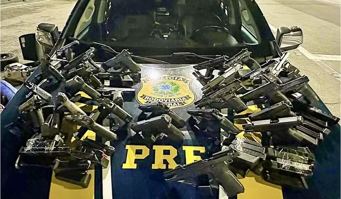 Casal com criança é preso com 28 armas de diferentes países escondidas em carro no Paraná