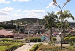 Homem espanca adolescente em praça pública, em Quebrângulo
