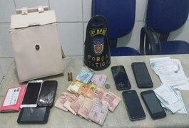 PM prende mulher com munições e mais de mil reais roubados de estabelecimento de Maceió