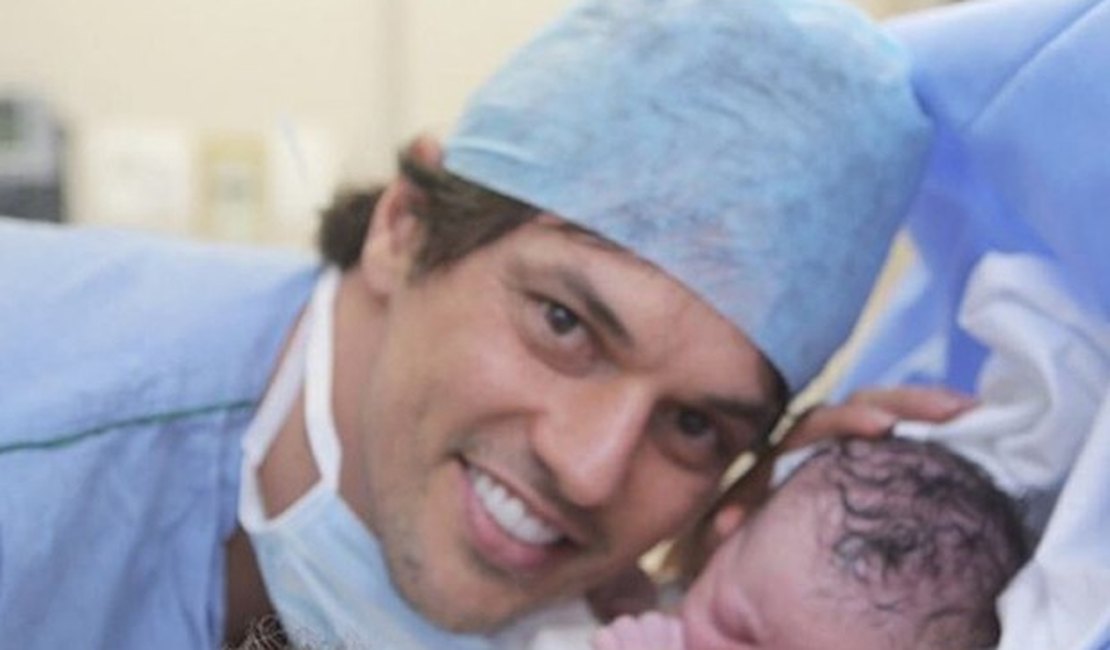 Patrícia Abravanel mostra foto com a filha, ao lado do marido