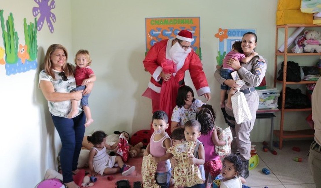 3º BPM entrega presentes de Natal a crianças do bairro Manoel Teles, em Arapiraca