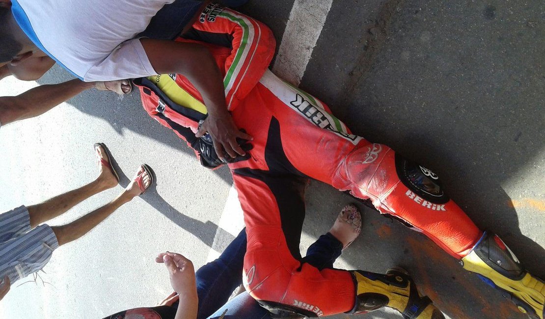 Acidente entre carro e moto deixa motociclista ferido na AL-115