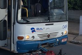 Mototaxista fica ferido em colisão com ônibus da Real Arapiraca, no bairro Guaribas