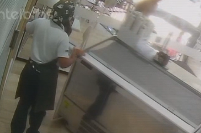 VÍDEO: Homem é preso por agredir companheira e ameaçar funcionária de estabelecimento em Maceió