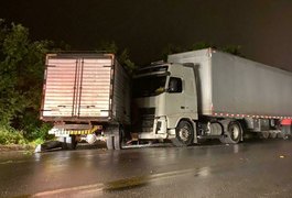 No mesmo local: Colisão entre caminhão e viatura da PM é registrada após sequência de acidentes em Santana do Ipanema