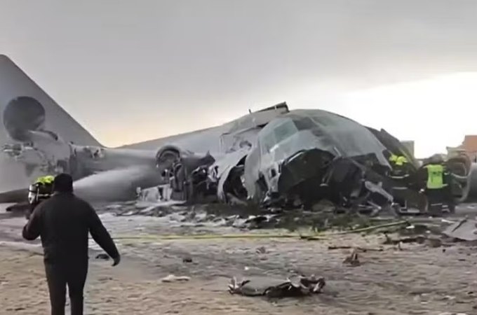 Avião da Força Aérea da Bolívia com carga de dinheiro sai da pista, invade avenida e deixa 15 mortos