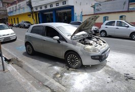 Bombeiros controlam princípio de incêndio em carro no Centro de Arapiraca