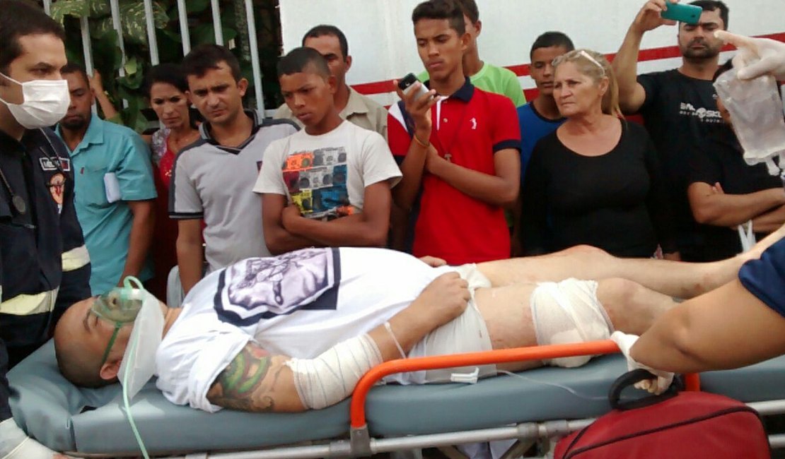 Vídeo: Funcionário é baleado dentro de restaurante em Arapiraca