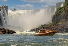 Barco com grupo de holandeses vira no Parque Nacional do Iguaçu e turista morre