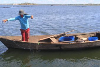 Criminosos em canoa motorizada assaltam pescador em açude e levam dinheiro da venda de peixes