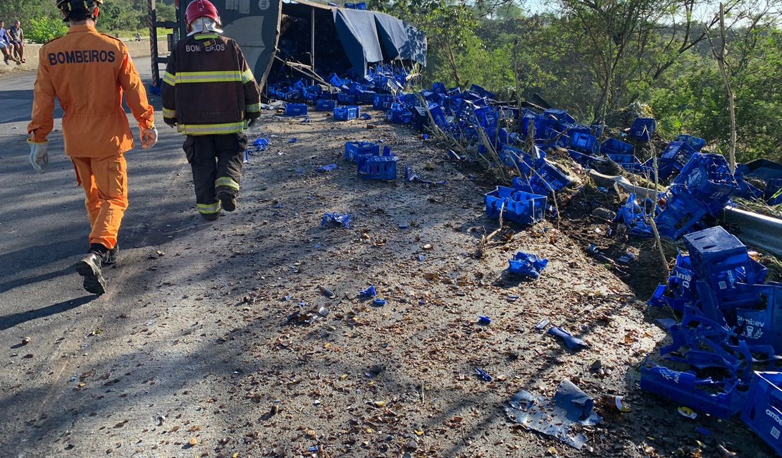 Carga de cerveja é saqueada após tombamento de carreta em Porto Real do Colégio