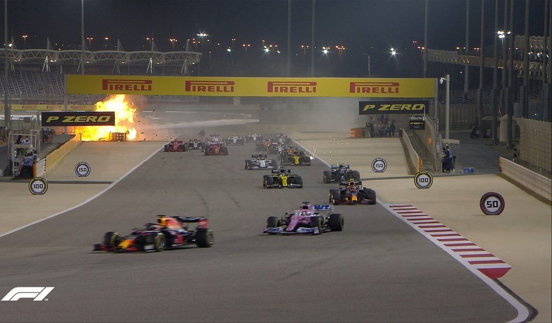 Vídeo. Carro explode no guard rail e piloto fica no meio das chamas, no GP de Barein