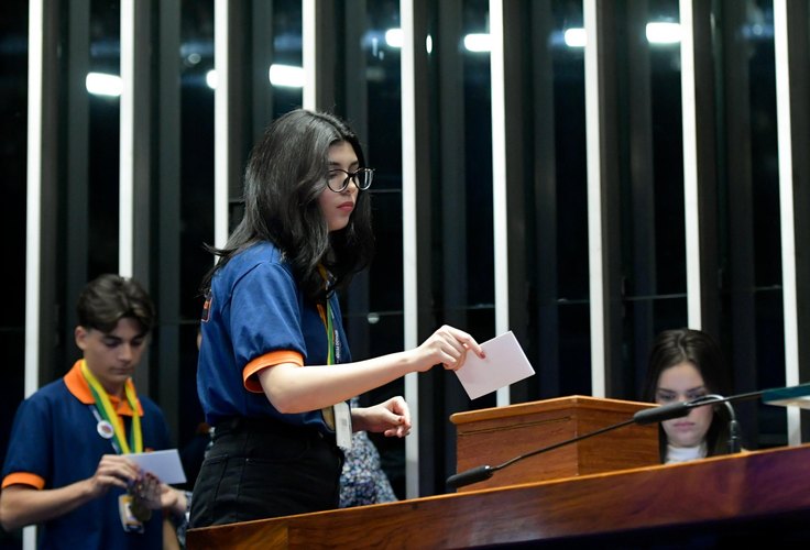 Programa Jovem Senador: estudante alagoana é empossada em Brasília