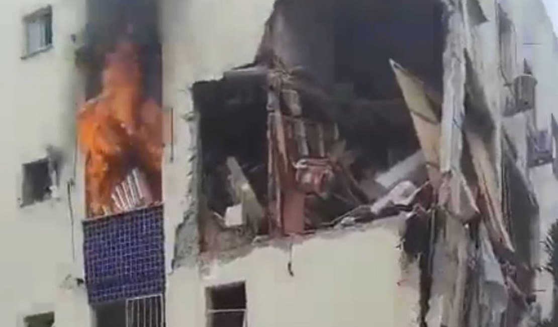 Incêndio de grandes proporções atinge prédio residencial em Salvador