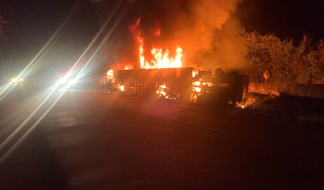 Caminhão bitrem pega fogo e bombeiros controlam chamas no interior de Alagoas