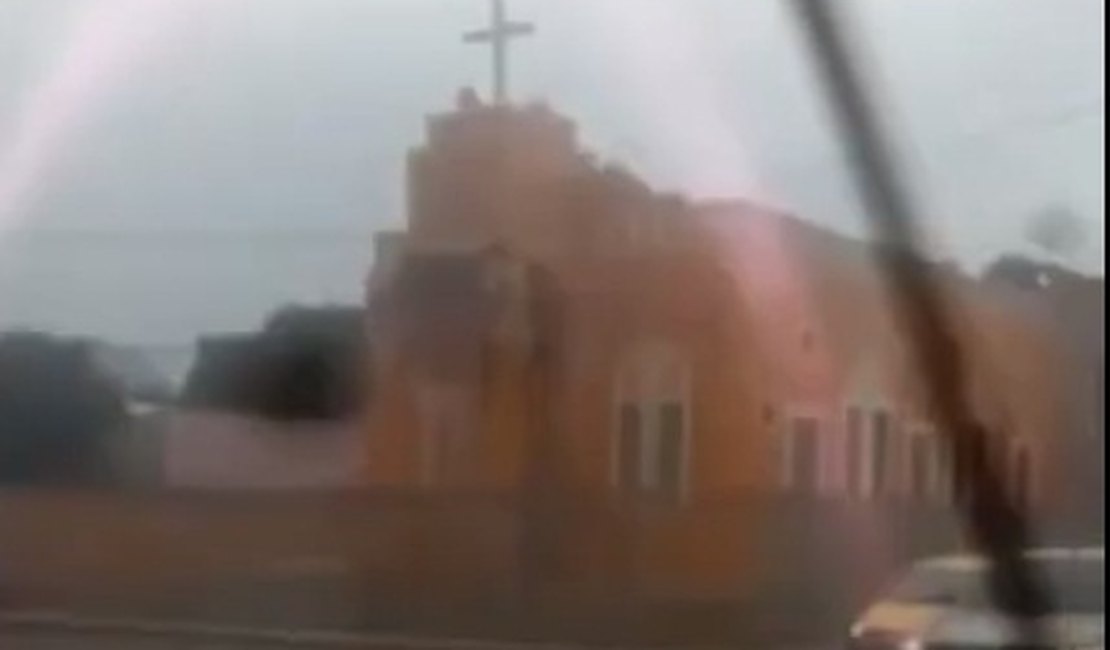 Vídeo. Chuvas e ventanias derrubam parte de igreja histórica na Bahia