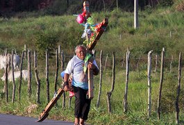 Pernambucano percorre o país carregando cruz para pagar promessa