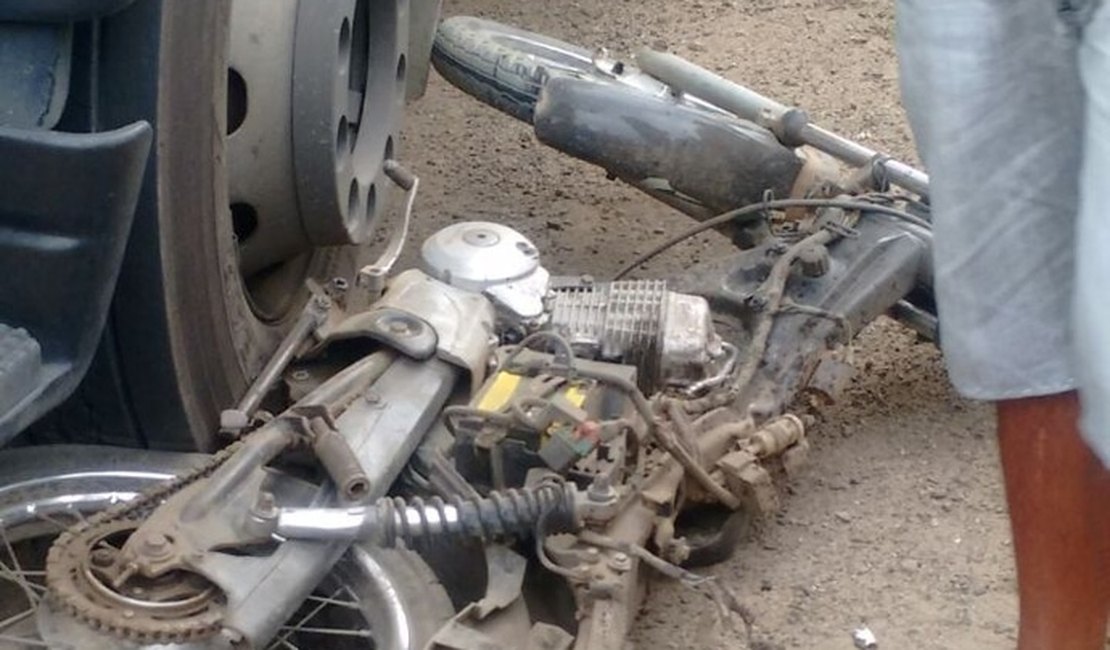 Motociclista morre atropelado por caminhão na AL 110