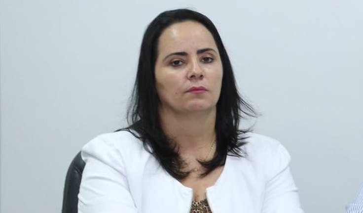 Sem pisar na prefeitura há 3 anos, vice-prefeita cobra presença de Rogério Teófilo em gabinete