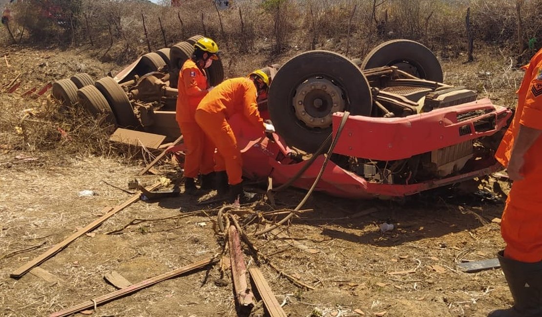 Condutor de caminhão morre em grave acidente em Palmeira dos Índios