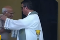 VÍDEO: Idoso surpreende padre ao abraçá-lo durante missa após saber da morte do neto em SC